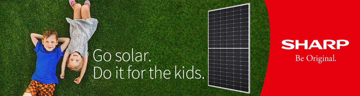 Sharp Banner - go Solar - Kinder auf Wiese